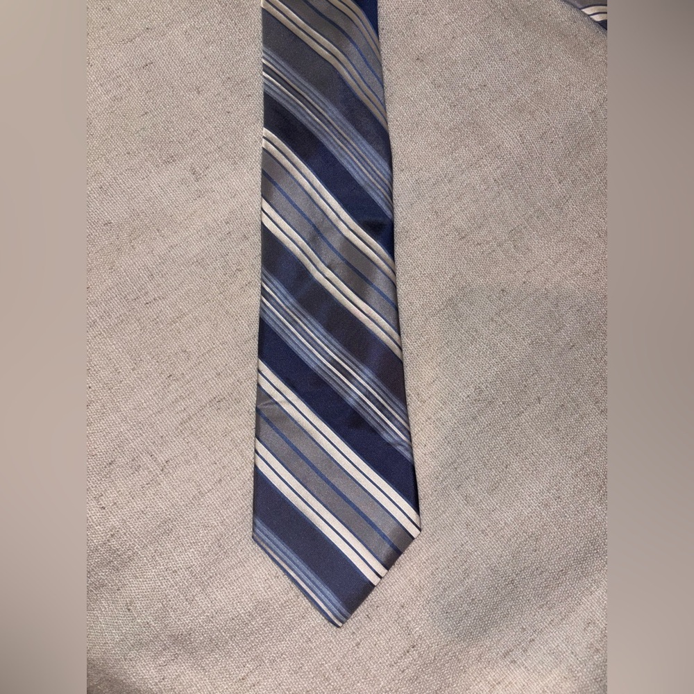 Elegant Striped Men's Tie in Blue and Gray